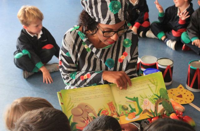 mujer afro leyendo un cuento africano