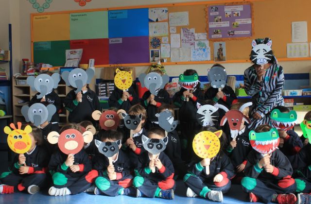 niños con mascaras de animales africanos en talleres para la diversidad de Afromurcia y POTOPOTO