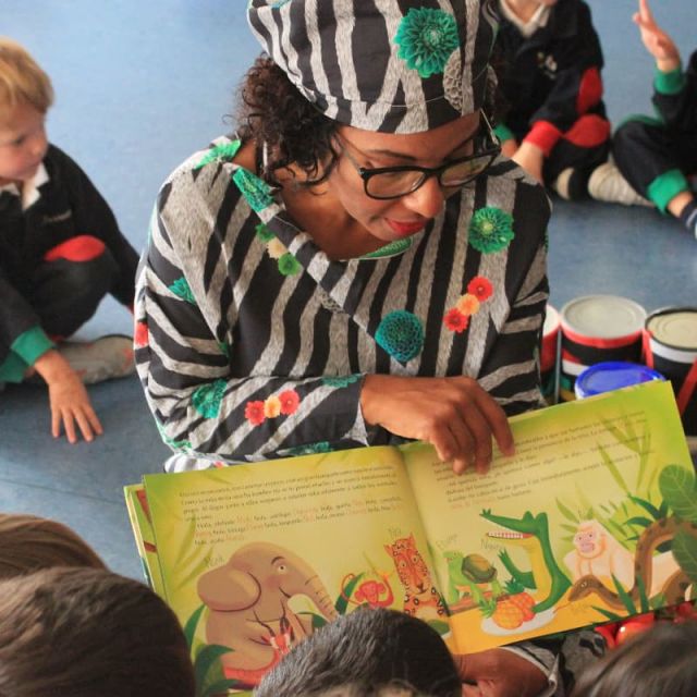 mujer afro leyendo un cuento africano