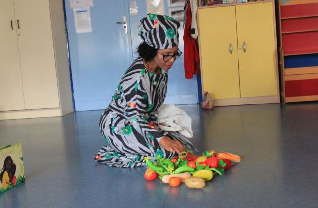 mujer con vestimenta africana haciendo un taller