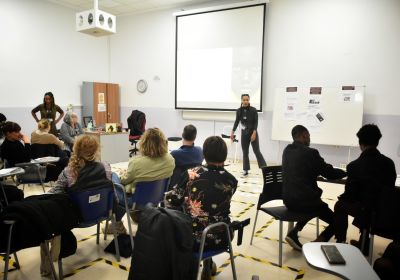 Foto Alejandra dando un taller a jóvenes