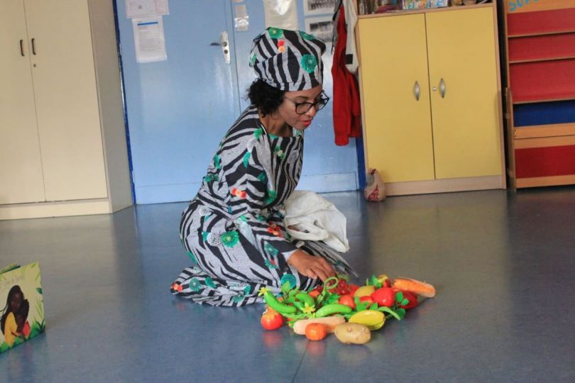 mujer con vestimenta africana haciendo un taller