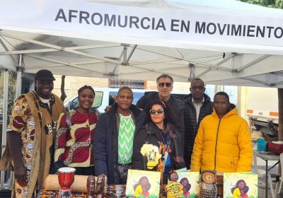 personas negras bajo una carpa de la asociacion afromurcia