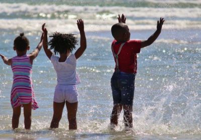 niños afros en la playa