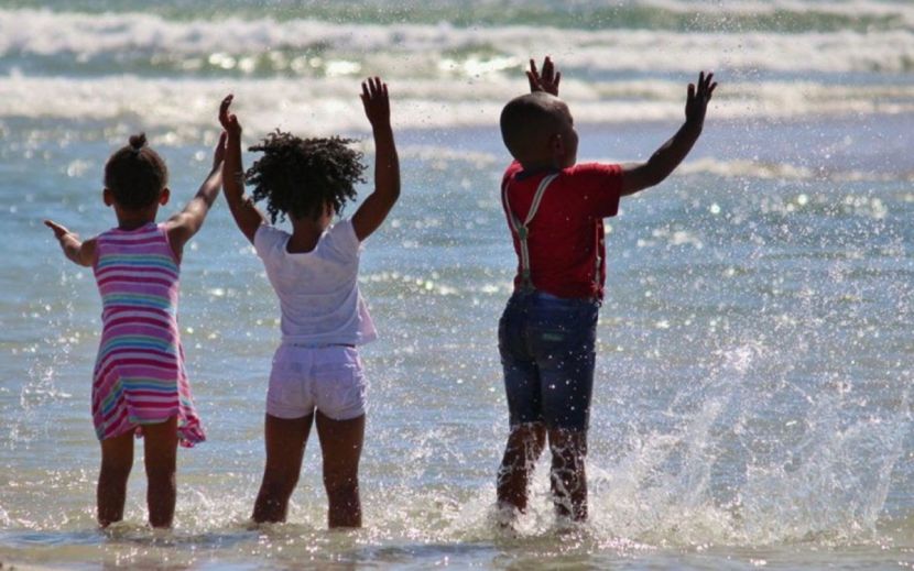 niños afros en la playa